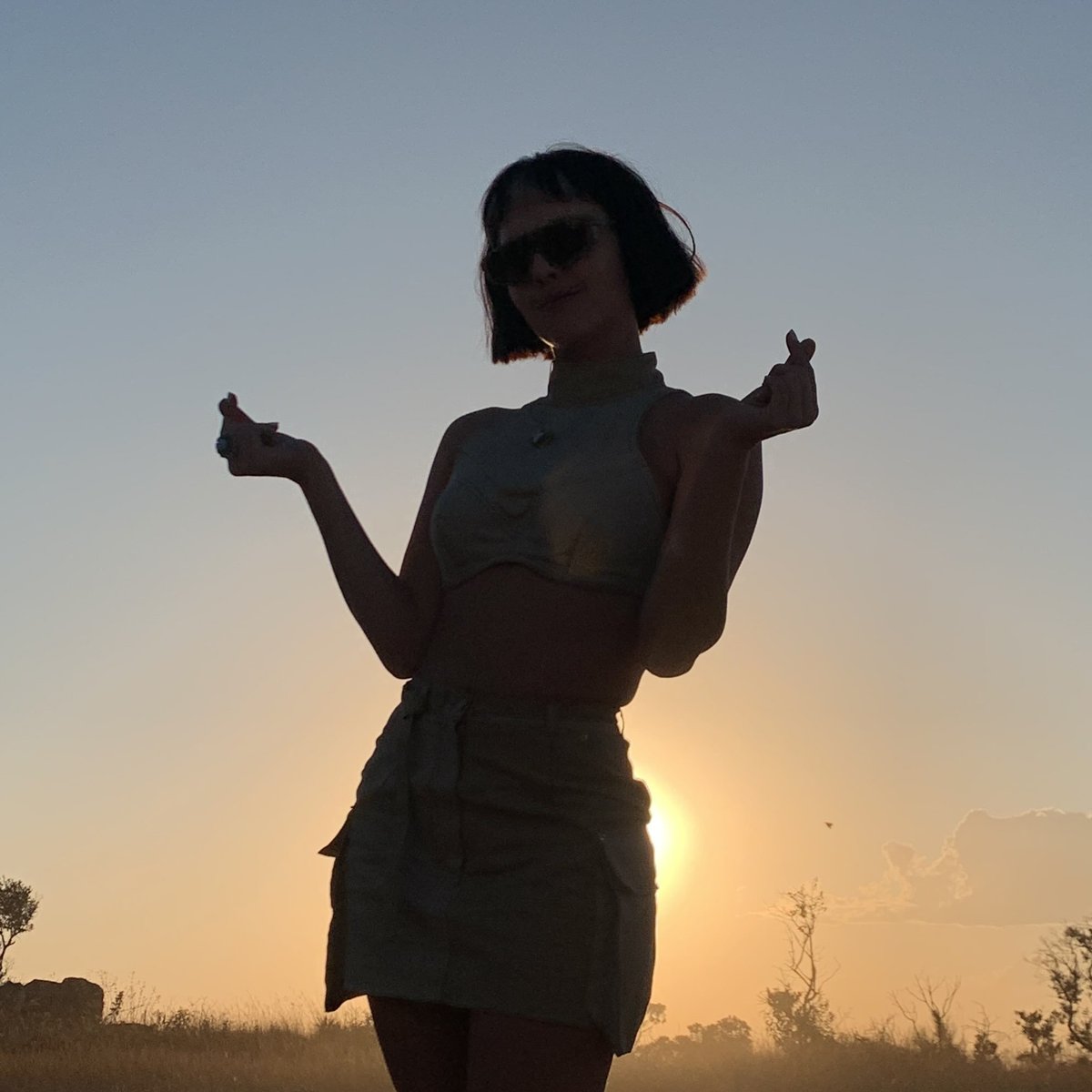 AninhaSupercorp's tweet photo. A Laura pro Globoplay: É triste ver a personagem morrer 😭😭😭

A Laura no Tiktok: Ela tá bem gente, tomando um banho de cachoeira, esperando o perdão da flora!!!! ❤️😍

EU AMO A DUALIDADE DESSA MULHER ESPECIAL ❤️ TE AMO LAURA DUTRA 🤍

RENOVA VERMELHO SANGUE 
#VemT3VermelhoSangue