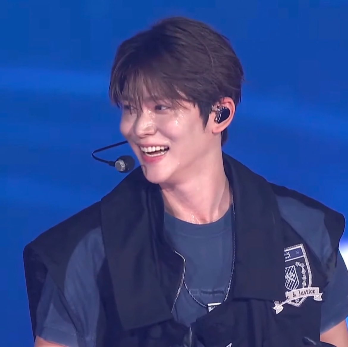 eunseokismine's tweet photo. that damn smile 🫠 https://t.co/Nf7KdbYDSX