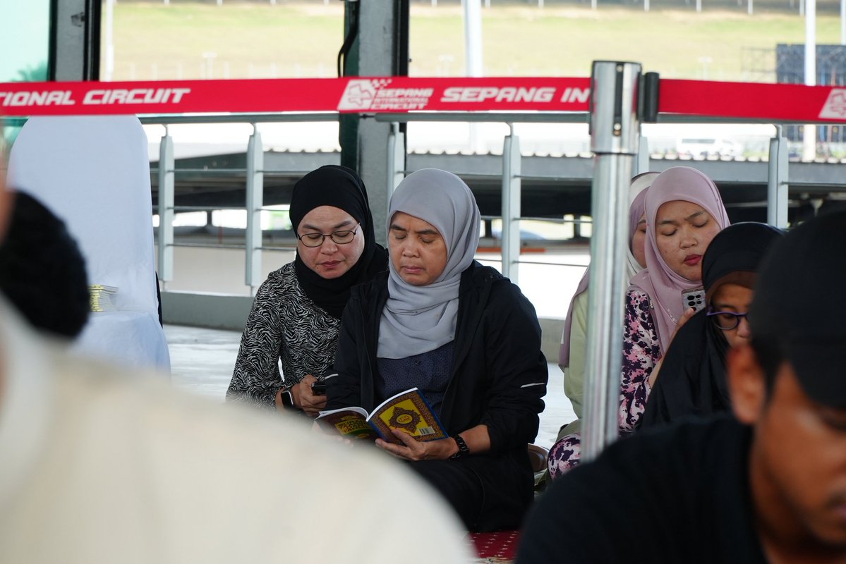 JBS_Negara's tweet photo. Segala usaha dan ikhtiar telah digerakkan, kepada-Nya kami berserah. 🌙

Puan Azura Abidin, Ketua Pengarah JBSN hadir mengiringi Dato’ Rahimi Ismail, Ketua Setiausaha KBS ke Majlis Bacaan Yasin dan Doa Selamat anjuran Litar Antarabangsa Sepang (SIC). https://t.co/5Vzgj049Fz