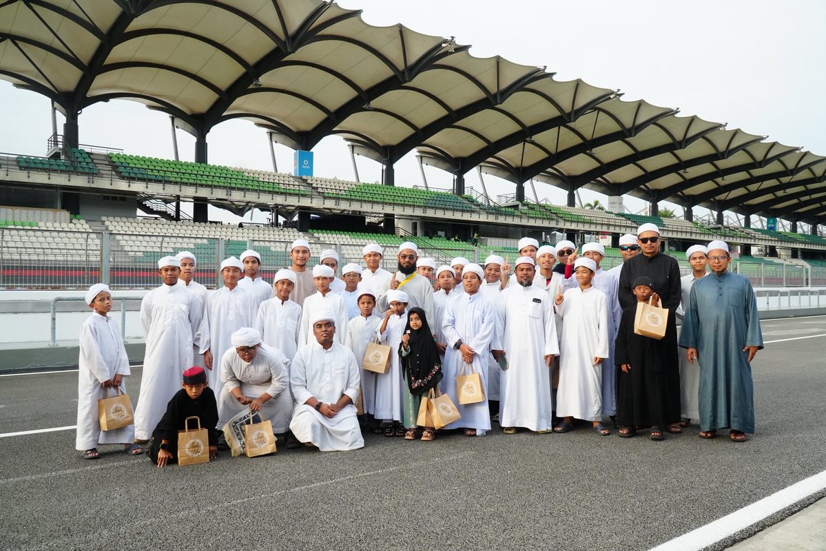 JBS_Negara's tweet photo. Segala usaha dan ikhtiar telah digerakkan, kepada-Nya kami berserah. 🌙

Puan Azura Abidin, Ketua Pengarah JBSN hadir mengiringi Dato’ Rahimi Ismail, Ketua Setiausaha KBS ke Majlis Bacaan Yasin dan Doa Selamat anjuran Litar Antarabangsa Sepang (SIC). https://t.co/5Vzgj049Fz