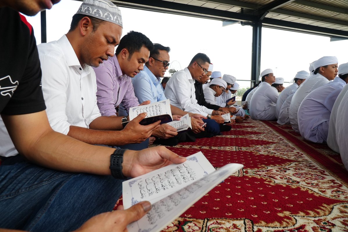 JBS_Negara's tweet photo. Segala usaha dan ikhtiar telah digerakkan, kepada-Nya kami berserah. 🌙

Puan Azura Abidin, Ketua Pengarah JBSN hadir mengiringi Dato’ Rahimi Ismail, Ketua Setiausaha KBS ke Majlis Bacaan Yasin dan Doa Selamat anjuran Litar Antarabangsa Sepang (SIC). https://t.co/5Vzgj049Fz
