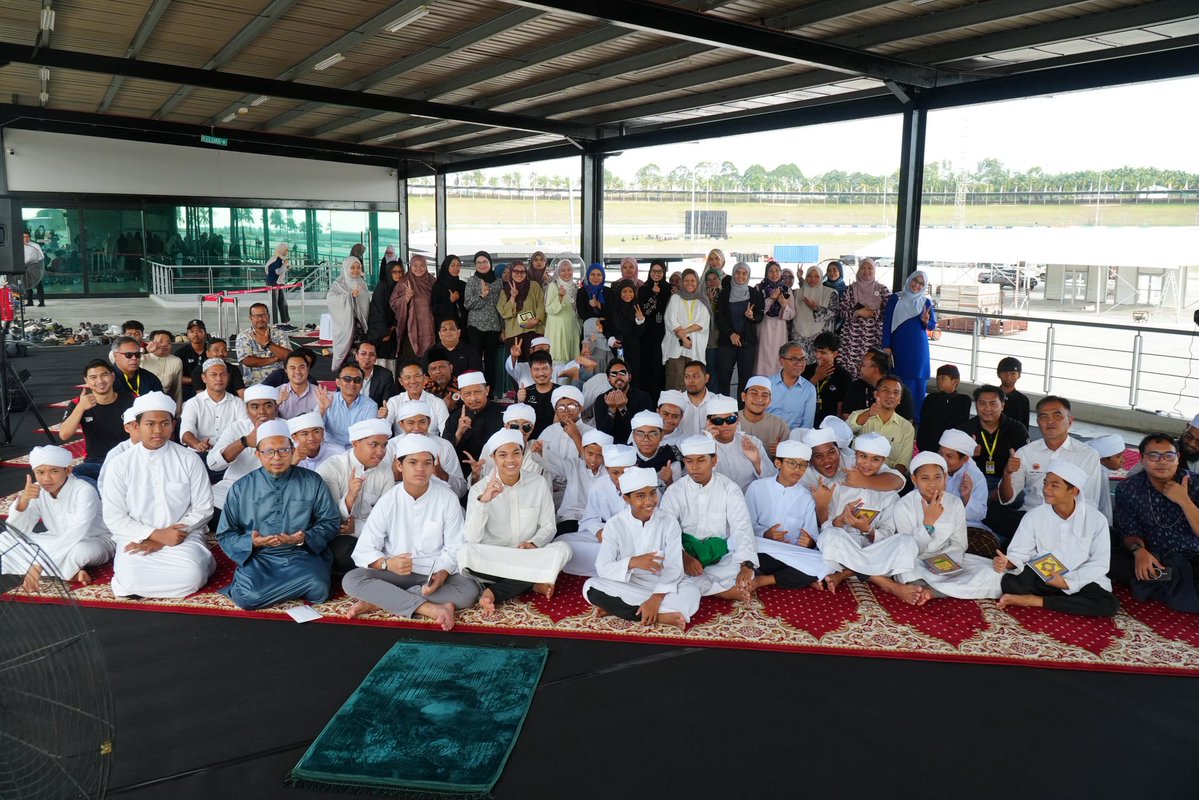 JBS_Negara's tweet photo. Segala usaha dan ikhtiar telah digerakkan, kepada-Nya kami berserah. 🌙

Puan Azura Abidin, Ketua Pengarah JBSN hadir mengiringi Dato’ Rahimi Ismail, Ketua Setiausaha KBS ke Majlis Bacaan Yasin dan Doa Selamat anjuran Litar Antarabangsa Sepang (SIC). https://t.co/5Vzgj049Fz