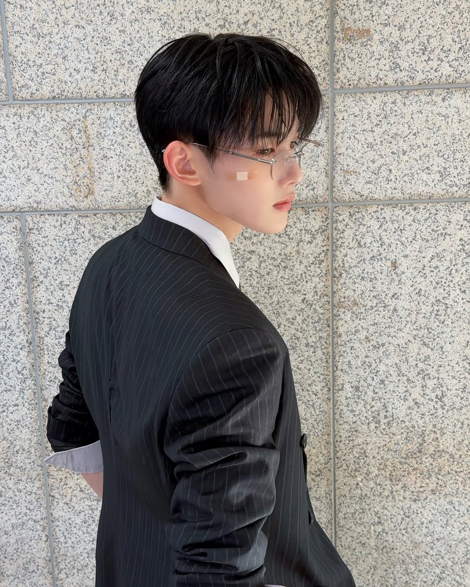 joversclub's tweet photo. 와 정장안경시계 풀착 죠 인스타 왔다 https://t.co/bMzkzH0qJv