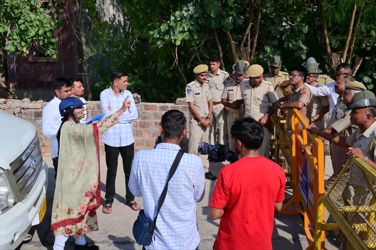 DivyaMaderna's tweet photo. कल कार्यकर्ताओं पर लाठियाँ बरसाना चाहते थे, आज सिर पर लाठी से बचने का इंतज़ाम है। https://t.co/OBKp7hGqzb