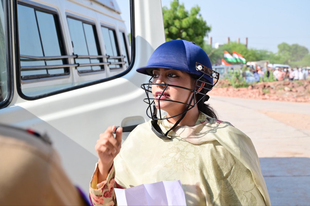 DivyaMaderna's tweet photo. कल कार्यकर्ताओं पर लाठियाँ बरसाना चाहते थे, आज सिर पर लाठी से बचने का इंतज़ाम है। https://t.co/OBKp7hGqzb