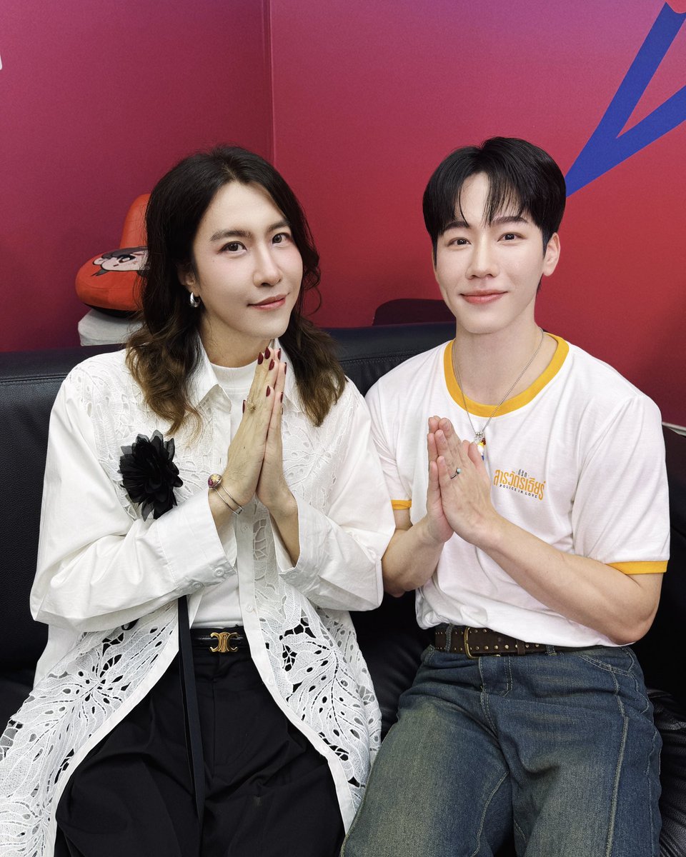 sinsingular's tweet photo. ‘ขอบคุณ’ #presstour D2 
ยินดีที่ได้เจอทุกท่านฮะ 
ฟังเพลงนี้ 🔗 https://t.co/qmOoSKzZPK https://t.co/kPLM3Qnvob