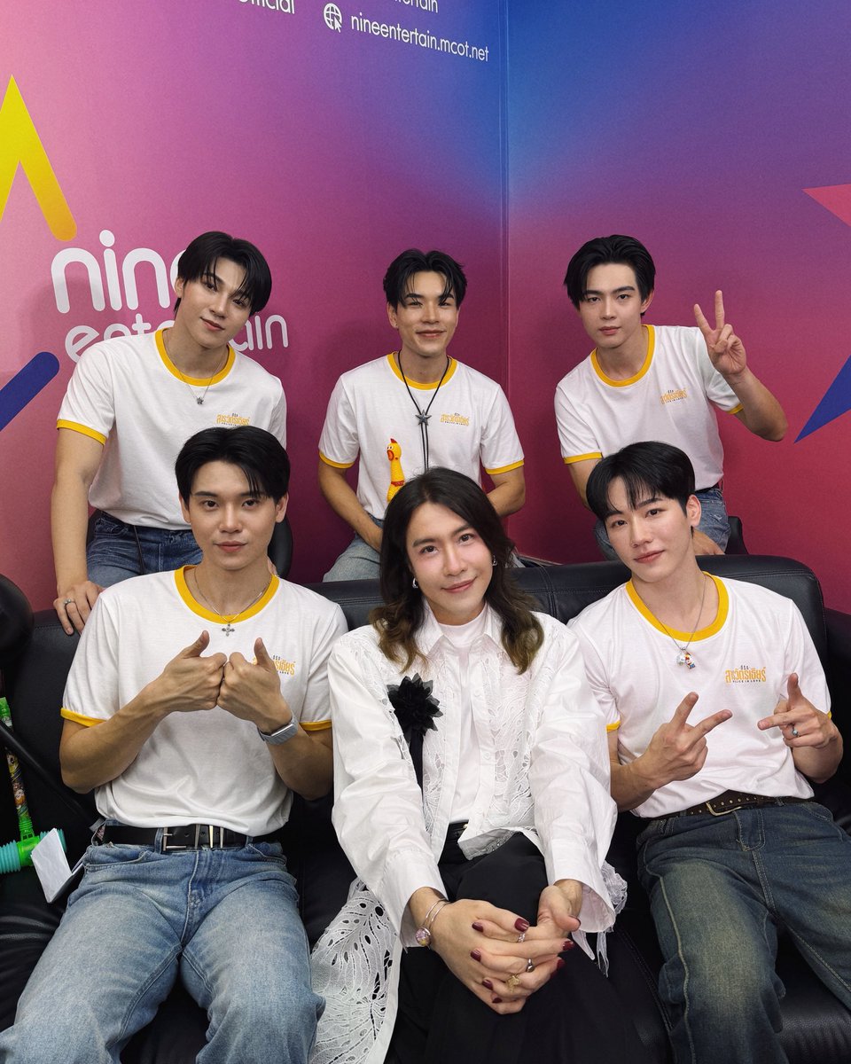 sinsingular's tweet photo. ‘ขอบคุณ’ #presstour D2 
ยินดีที่ได้เจอทุกท่านฮะ 
ฟังเพลงนี้ 🔗 https://t.co/qmOoSKzZPK https://t.co/kPLM3Qnvob
