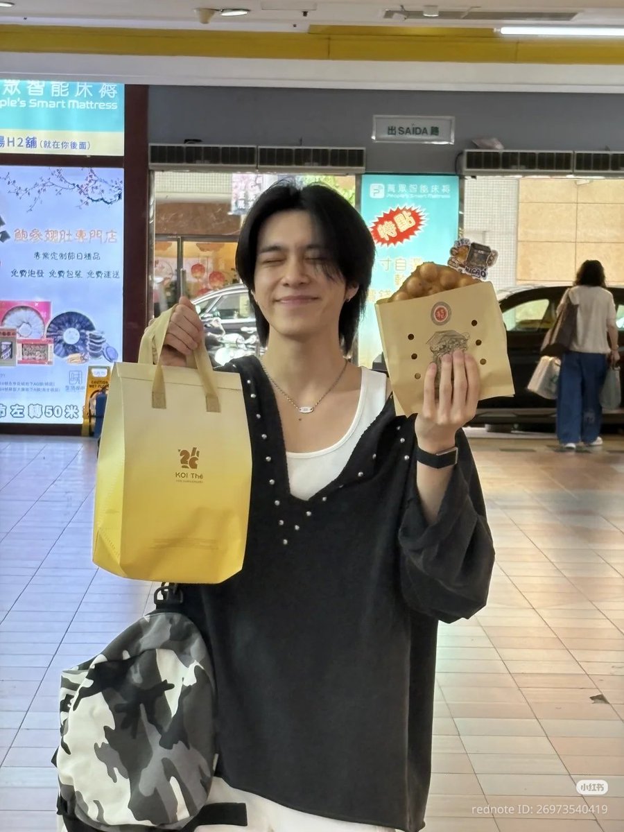 TeamHendery_IDN's tweet photo. [📱 SNS | #HENDERY | 260922 ]

🌐: Xiaohongshu
🔗: https://t.co/phvcS4BSYg

"Catatan Berburu Kuliner 
Kalau ada waktu untuk istirahat, tentu saja harus dipakai untuk mencari dan menikmati makanan enak!"

🌐: Instagram
🔗: https://t.co/12Fii1B4f3

"A little day off in Macao🥰"

#헨드리 #黄冠亨 #ヘンドリー