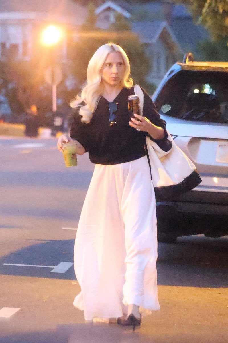 gagasourcelgs's tweet photo. ✨ O glow! Lady Gaga belíssima sendo fotografada na Califórnia (16 de agosto). https://t.co/9U45DsstdA