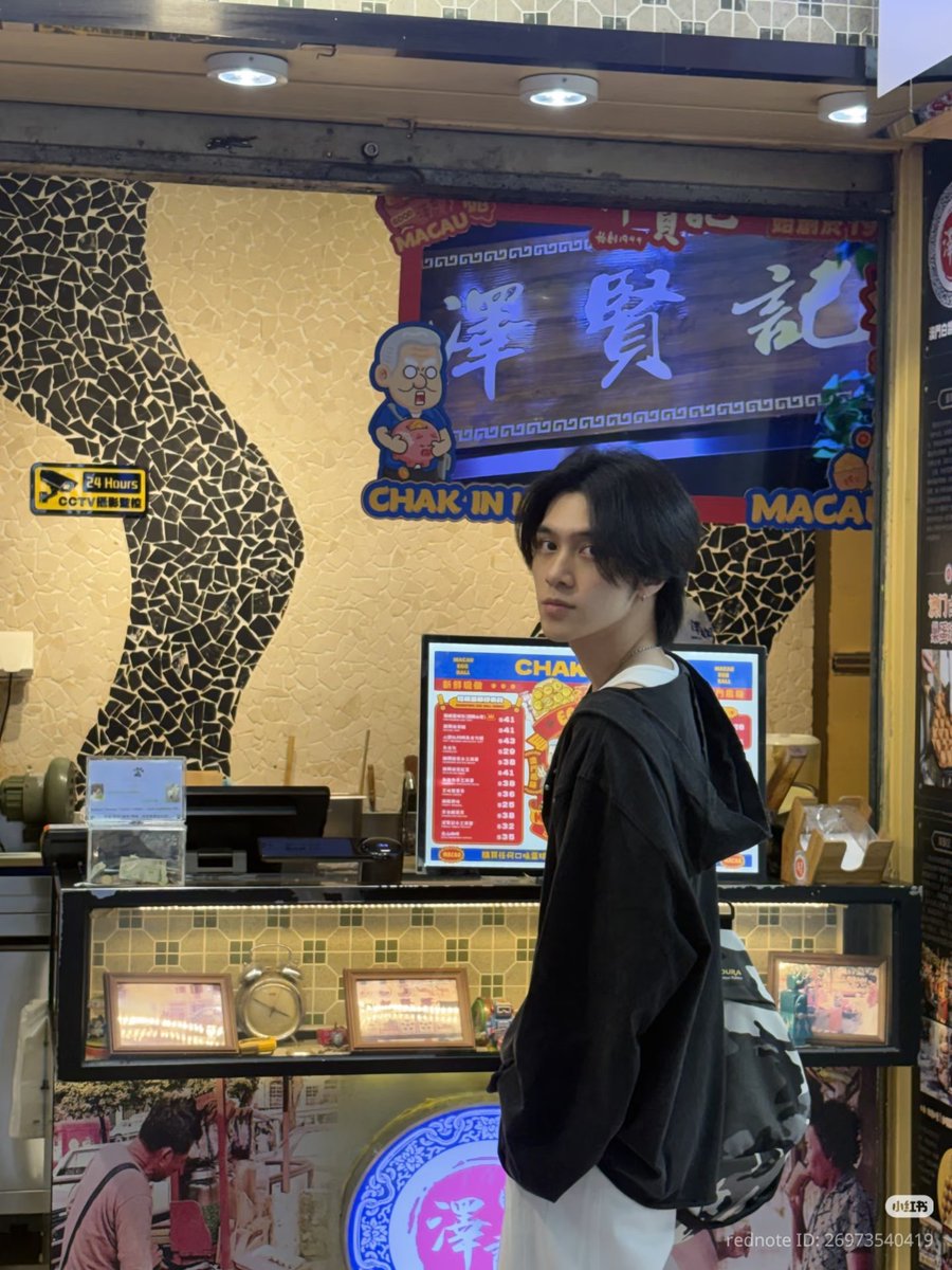 TeamHendery_IDN's tweet photo. [📱 SNS | #HENDERY | 260922 ]

🌐: Xiaohongshu
🔗: https://t.co/phvcS4BSYg

"Catatan Berburu Kuliner 
Kalau ada waktu untuk istirahat, tentu saja harus dipakai untuk mencari dan menikmati makanan enak!"

🌐: Instagram
🔗: https://t.co/12Fii1B4f3

"A little day off in Macao🥰"

#헨드리 #黄冠亨 #ヘンドリー