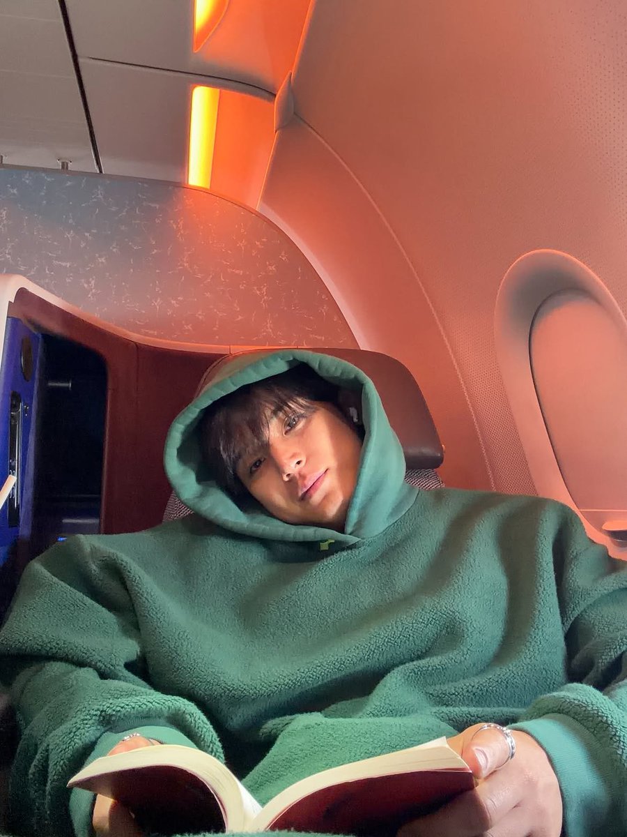 blazvs's tweet photo. Flying high above the world in absolute peace. Wrapped up in this warm green hoodie, turning pages with nowhere to rush, and just enjoying every single quiet moment https://t.co/HwPmEy6oTf