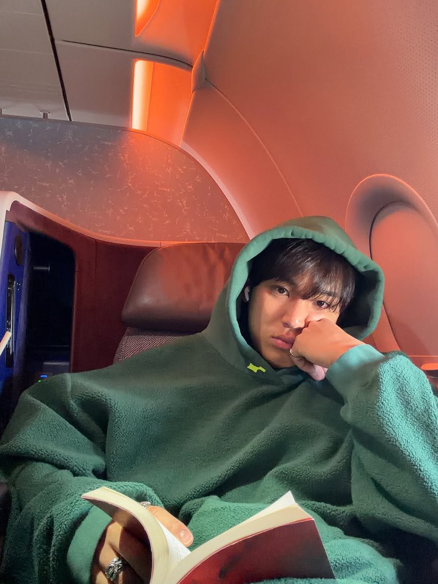 blazvs's tweet photo. Flying high above the world in absolute peace. Wrapped up in this warm green hoodie, turning pages with nowhere to rush, and just enjoying every single quiet moment https://t.co/HwPmEy6oTf