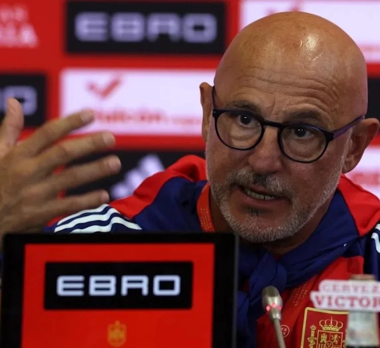 FullTime90X's tweet photo. 🚨🇪🇸 Reporter:

🗣️ “Why did you pick so many Barcelona players for Spain, but only a couple from Real Madrid?” 🎙️

Luis de la Fuente replied:

🗣️ “Barcelona are the best team in Spain, and they are the reason we won the World Cup. 🔵🔴🏆

🗣️ “So why would I not pick my champion players?” 😭🇪🇸