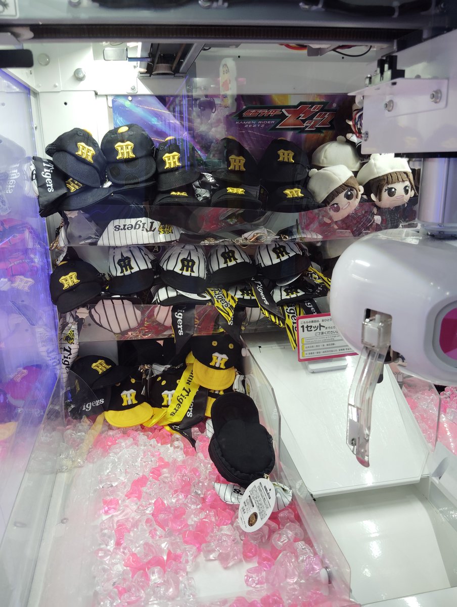 omkainta's tweet photo. Gロッソ帰りに東京ドームお膝元のGiGO寄ったら虎党グッズ溢れてて笑
ジャイアンツグッズ全くないのに〜〜〜！🐯ww

これはもしやグリーンレーサー迎え入れ体制万全ということ…？！
（Gロッソでカーレンジャー周年やりますもんね…！） https://t.co/aQA0e9d6KO