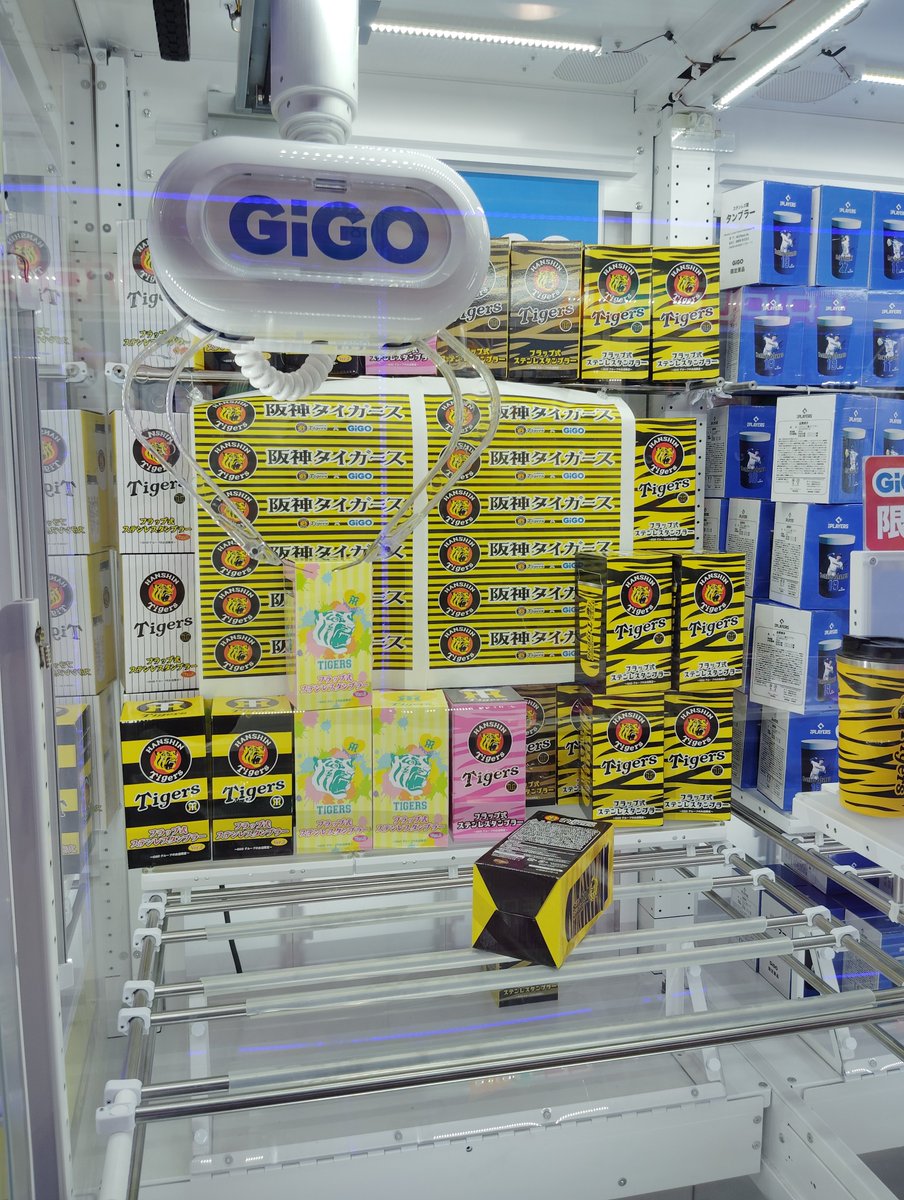 omkainta's tweet photo. Gロッソ帰りに東京ドームお膝元のGiGO寄ったら虎党グッズ溢れてて笑
ジャイアンツグッズ全くないのに〜〜〜！🐯ww

これはもしやグリーンレーサー迎え入れ体制万全ということ…？！
（Gロッソでカーレンジャー周年やりますもんね…！） https://t.co/aQA0e9d6KO