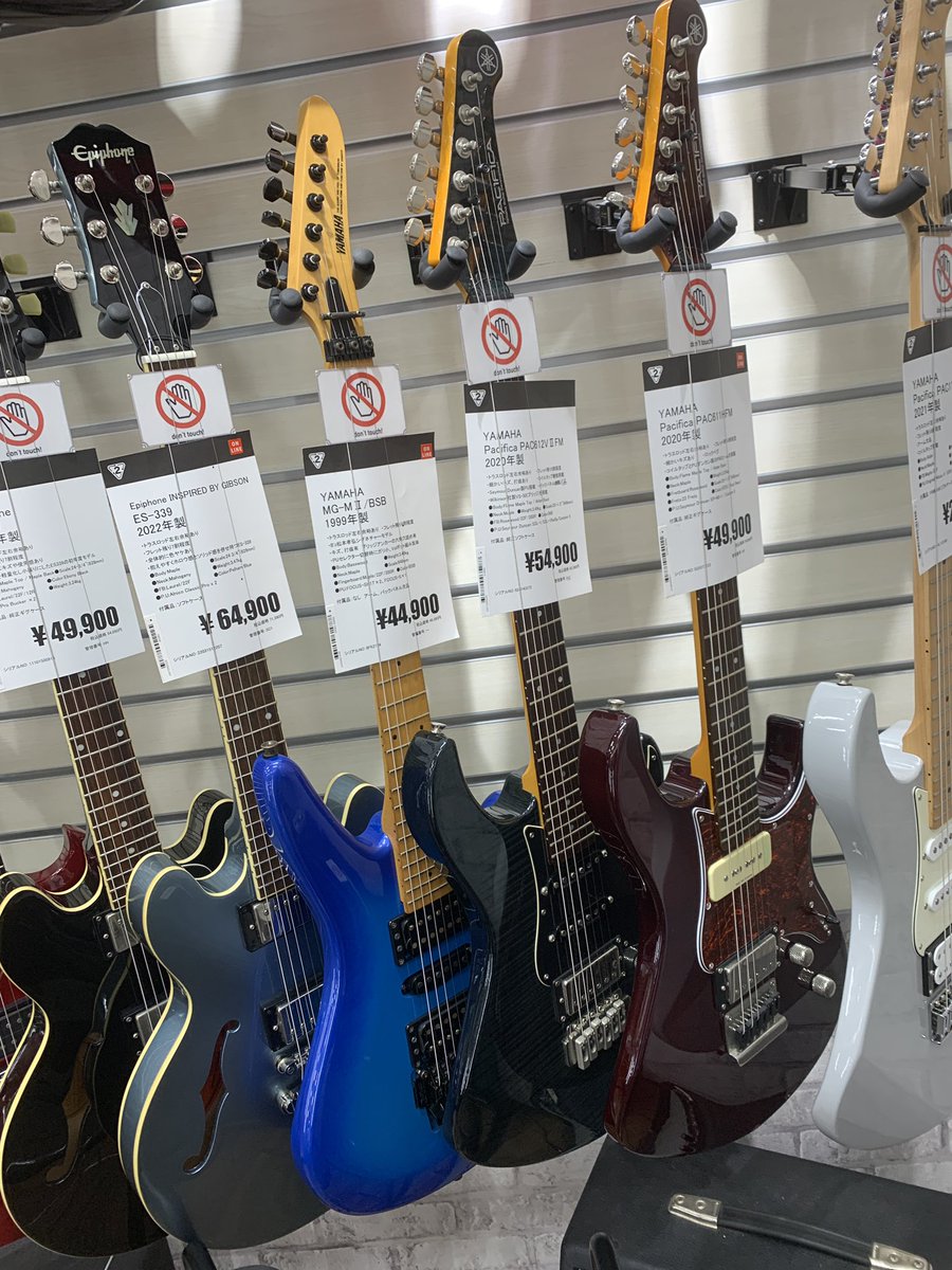 mirocchi1104's tweet photo. 御茶ノ水　楽器店少なくなりましたかね？
そらとコロナの影響あってなのか
閉店時間が早い！
しかしパシフィカも高い！

手持ちあれば買いたいくらいですけれど https://t.co/DGzDB4axsR