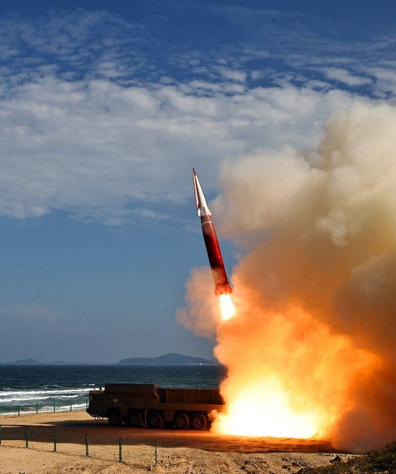 RadarAgoraNews's tweet photo. 🚀 Geopolítica: A Coreia do Norte testou um novo míssil hipersónico Hwasong-11B-1. Pyongyang diz que percorreu 908 km a Mach 6.3, mas Seul aponta dados diferentes sobre os disparos.

#CoreiaDoNorte #Geopolitica #Mundo https://t.co/TyU0jyKN8j