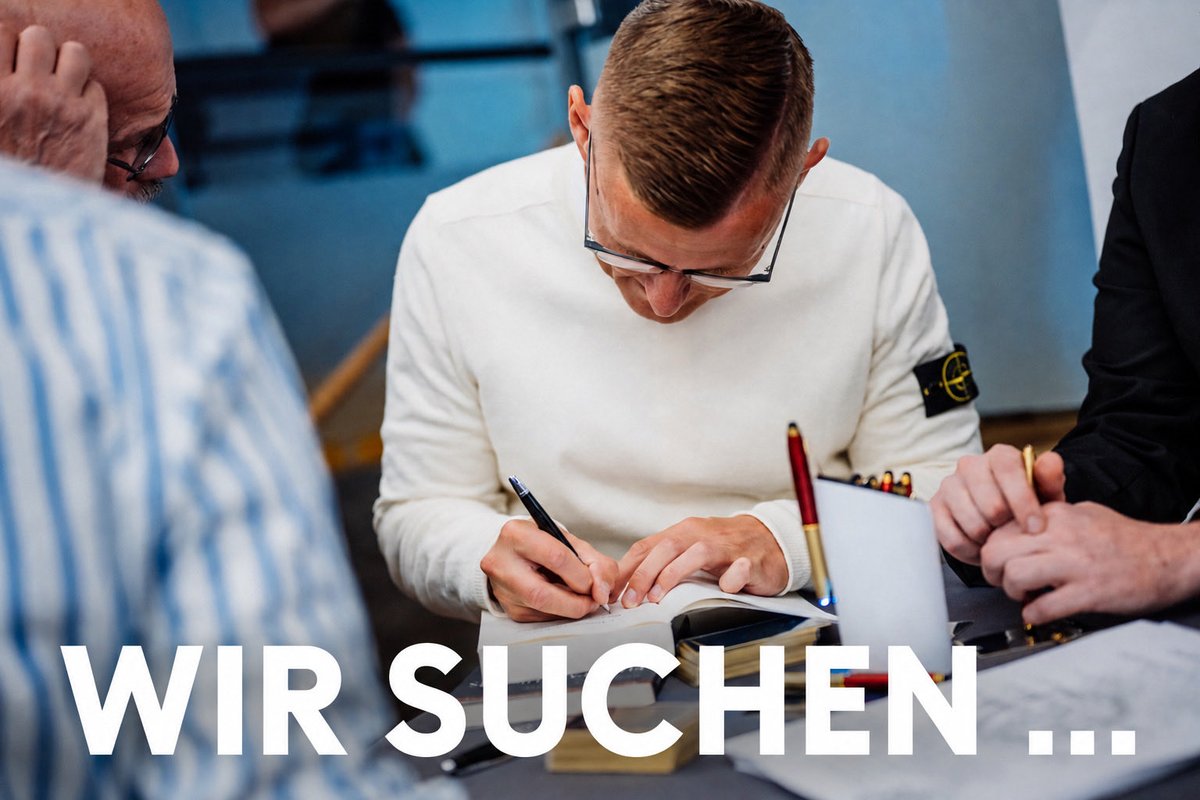 Jungeuropa_2016's tweet photo. Jungeuropa ist kein Verlag, der das Wachstum der eigenen Strukturen in den Vordergrund stellt, gar forciert – das heißt: keine Sloptitel von möglichst bekannten Autoren aus dem »liberalkonservativen« Milieu oder der Parteipolitik, um zwanghaft hohe Umsätze zu generieren. Wir wachsen organisch – und das seit zehn Jahren.

Genau deswegen suchen wir für unsere eingespielte Mannschaft weitere Mitstreiter: vor allem in den Bereichen Lektorat, Übersetzungen und Satz (nicht: Grafik). In allen Bereichen wissen wir bereits herausragende Mitstreiter an unserer Seite – doch es ist wie überall: Langfristig können nicht ein paar gute Leute allein die immer weiter steigende Arbeitslast tragen.

🙋🏻‍♂️ Meldet euch mit den euch passend erscheinenden Referenzen per Mail an presse@jungeuropa.de – und leitet diese Nachricht bitte auch an mögliche Interessenten weiter.