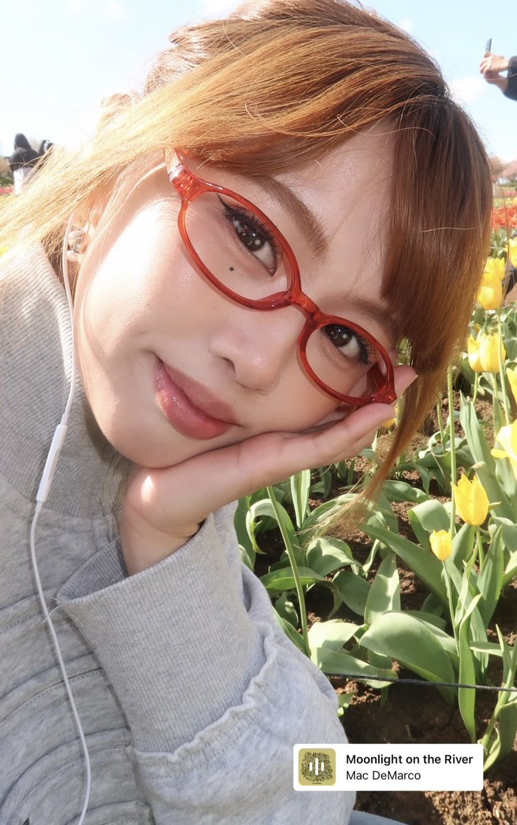 malourizz's tweet photo. maloi's new ig story 💛 

our dream girl FOR REAL HUHU SUPER CUTE NA NAKA HUG S'YA SA TREE 😭🥹 https://t.co/M1EpvazKm2