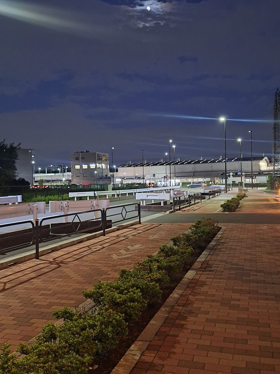 kyompknmix's tweet photo. 友達が駅まで見送ってくれて、ホームに着いたくらいに、こんな写真を送ってくれた🥹
この駅って、こんな感じだったっけ？って思うくらいに綺麗に撮れてる✨️✨️
電車乗るのが、少し寂しくなっちゃった🥹
今は、もう滞在先に着いて、時間までまったり中～😄
今日は、23時~翌10時まで😄
とりあえず1時間くらい寝ま～す🙌✨️