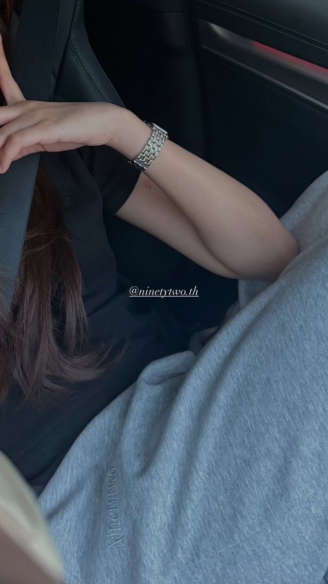 itsbecfreen_'s tweet photo. CEO promoting 92's new products but the tiny paw tattoo and the fact that she's not wearing the whoop PLEASEEEEEEE 🫠🤲🏻 https://t.co/9P10Jw3btI