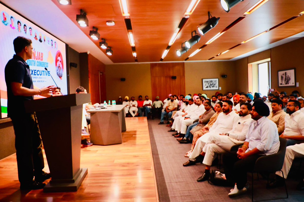 SachinPilot's tweet photo. आज दोपहर पंजाब यूथ कांग्रेस के जिला अध्यक्षों और कार्यकारिणी के सदस्यों से मुलाकात की।

आने वाले दिनों में पार्टी को और अधिक मजबूत करने के लिए यूथ कांग्रेस पूरी ताकत के साथ ज़मीन पर उतरेगी और पूरी मेहनत करेगी। 

बैठक में यूथ कांग्रेस के राष्ट्रीय अध्यक्ष @UdayBhanuIYC जी, यूथ कांग्रेस प्रभारी @ManishSharmaIYC जी, पंजाब यूथ कांग्रेस अध्यक्ष @Shuvamsharmainc जी सहित कार्यकारिणी के सदस्य उपस्थित रहे।

विजय कांग्रेस, विजय पंजाब। 

📍इंदिरा भवन, नई दिल्ली 

@RahulGandhi @kcvenugopalmp @priyankagandhi @IYC @IYCPunjab @INCIndia @INCPunjab