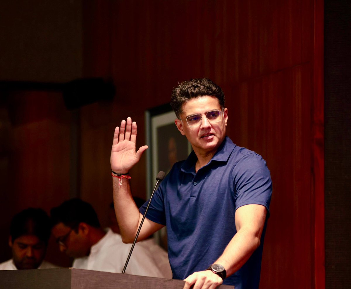 SachinPilot's tweet photo. आज दोपहर पंजाब यूथ कांग्रेस के जिला अध्यक्षों और कार्यकारिणी के सदस्यों से मुलाकात की।

आने वाले दिनों में पार्टी को और अधिक मजबूत करने के लिए यूथ कांग्रेस पूरी ताकत के साथ ज़मीन पर उतरेगी और पूरी मेहनत करेगी। 

बैठक में यूथ कांग्रेस के राष्ट्रीय अध्यक्ष @UdayBhanuIYC जी, यूथ कांग्रेस प्रभारी @ManishSharmaIYC जी, पंजाब यूथ कांग्रेस अध्यक्ष @Shuvamsharmainc जी सहित कार्यकारिणी के सदस्य उपस्थित रहे।

विजय कांग्रेस, विजय पंजाब। 

📍इंदिरा भवन, नई दिल्ली 

@RahulGandhi @kcvenugopalmp @priyankagandhi @IYC @IYCPunjab @INCIndia @INCPunjab