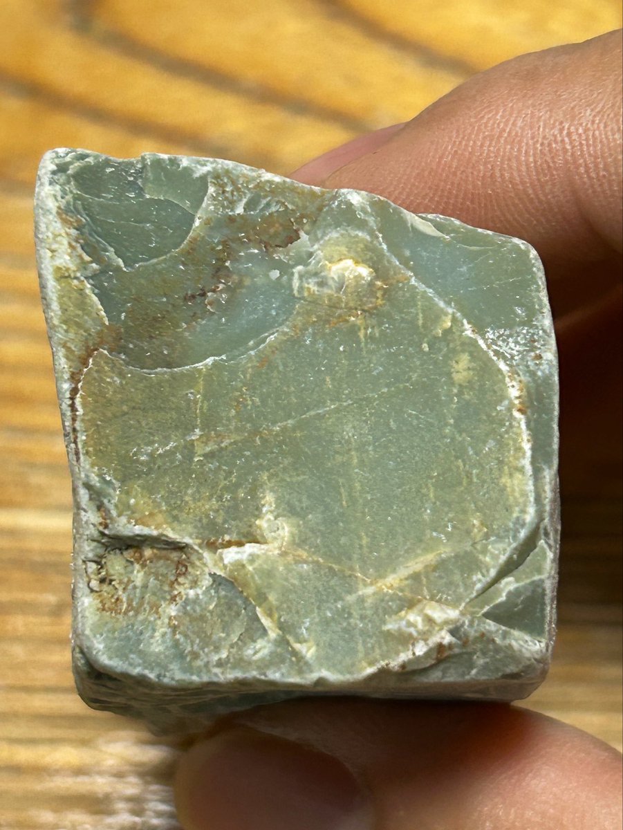 kansai_minerals's tweet photo. 【サンプル観察】

石垣島産の珪質岩（チャート）。

非常に密度が高く、貝殻状の綺麗な割れ口（Conchoidal fracture）を見せてくれます。

落ち着いた青灰色の色合いと、手に持った時のずっしりとした質感が魅力的。

旅先の地質調査は新しい発見ばかりです！
#関西鉱物採集研究室 #鉱物観察 #石垣島 https://t.co/CRyTH84rmn