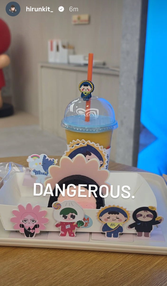 ergoquerencia's tweet photo. nani's so friggin cute 😭 he visited the gemm house cafe and showed off the kids of the dangerous gang: smyle &amp; neona, paody, jummo and samruay 

#hirunkit_ #SmyleNeonaTwins 
#dangerousgang #แก๊งอันตราย https://t.co/UVtBxBKwUU