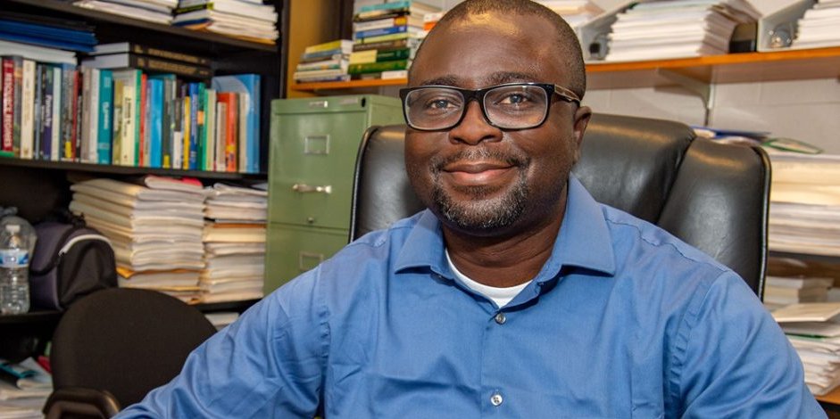 campustoday_'s tweet photo. 💔 BREAKING: Dr. Kofi Akamani, a 48-year-old Ghanaian professor at Southern Illinois University (SIU), has been shot dead in Jackson County, Illinois, United States.
The shooting occurred on Saturday, September 19, near Lake Road between Murphysboro and Carbondale.
SIU has confirmed his death. A woman has been charged in connection with the shooting.

Stay tuned for updates. 🇬🇭🇺🇸 #campustoday