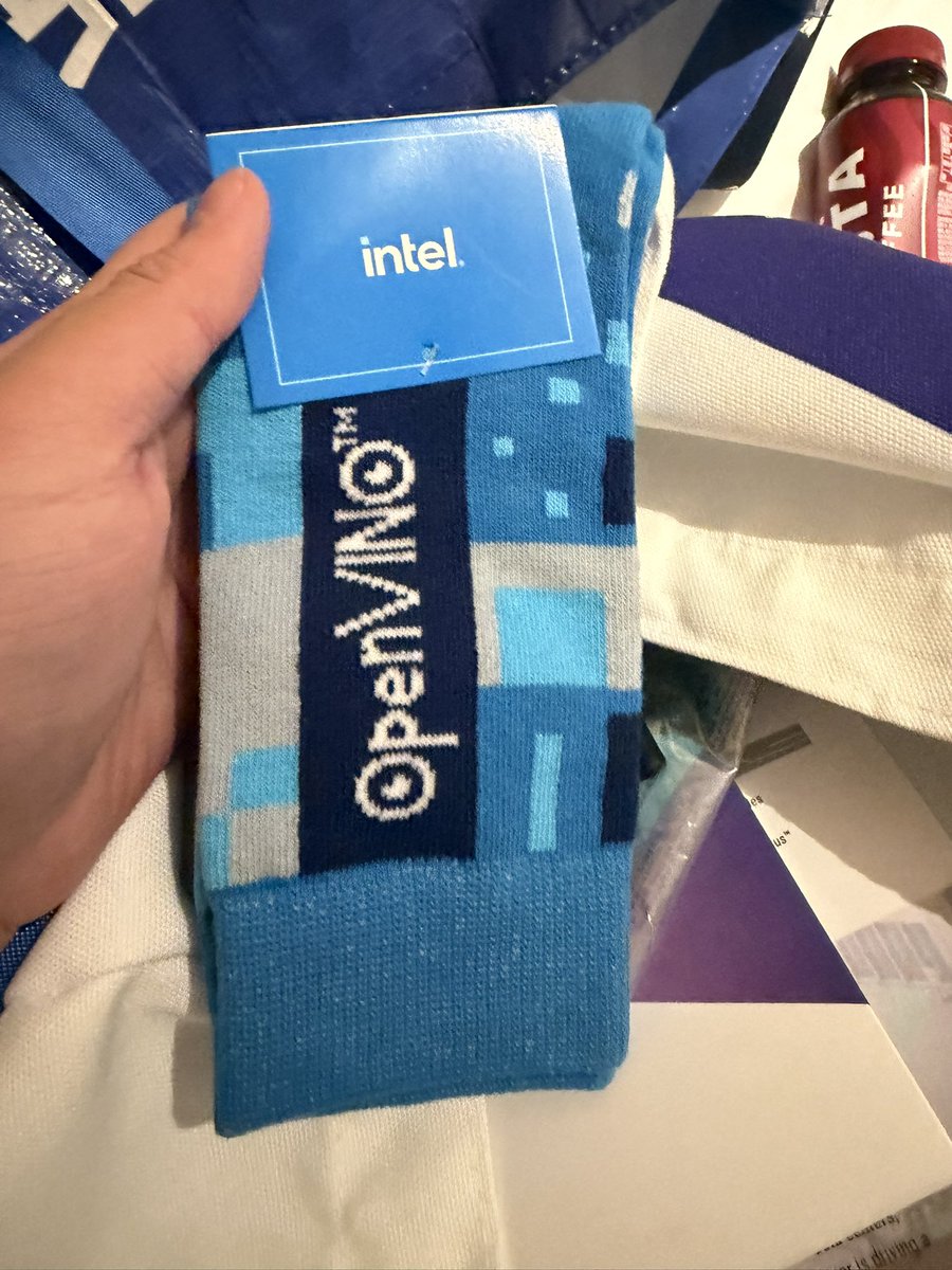 Pension_qe's tweet photo. Intel's strange peripheral products socks https://t.co/ueRzSpjrJJ