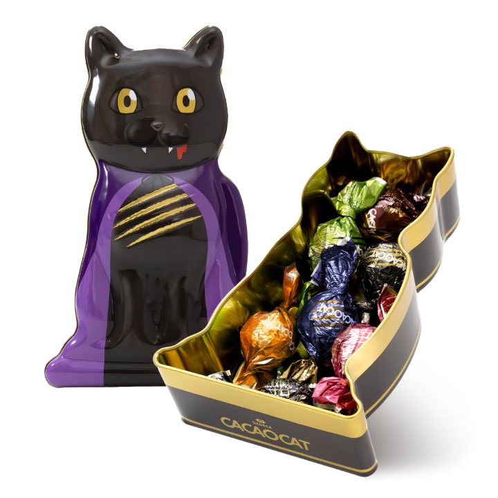 CACAOCAT_'s tweet photo. 🧛‍♂️🖤 CACAOCAT 2026 #Halloween

月夜に現れる、黒猫のヴァンパイア。

甘い誘惑に、ひとたび足を踏み入れたら
もう抜け出せないかも……🐈‍⬛🩸

【メルティキャット缶 7個入VAMPIRE】

CACAOCATの7種のフレーバー🤎
ダーク、ミルク、ストロベリー、ピスタチオ、オレンジ、ホワイト、ロイヤルミルクティーが各1個入っています🍫

今年のハロウィンは、
ちょっぴり怪しく、とびきり甘く。

CACAOCATと過ごす、���惑の夜を🎃🖤

https://t.co/XTirzkRXxv