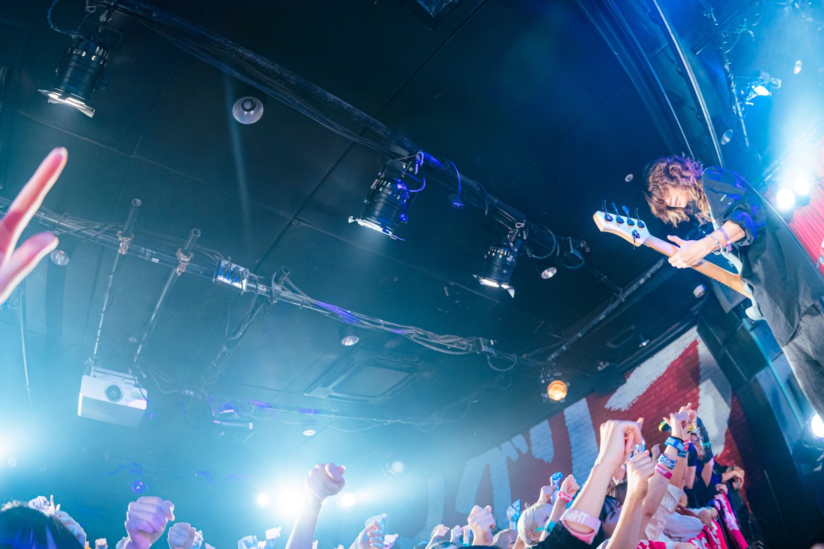 Crazy_wowow's tweet photo. ＝＝＝＝＝＝＝＝＝＝＝＝

TOKYO CALLING 2026
ありがとうございました！

＝＝＝＝＝＝＝＝＝＝＝＝

念願のシャングリラでパンパンの入場規制⚠️
最高に盛り上がって楽しいライブでした!!
みんなトンツカで撮った動画見せて!!

-set list-
M1,ヒッサツワザ
M2,心臓マッスル
M3,VIVA!!
M4,水平線
M5,ヒャウィゴゥ
M6,トンツカタンタン
M7,step

Phot by @takahirom__cam 
sup Gt @EbiGitar
