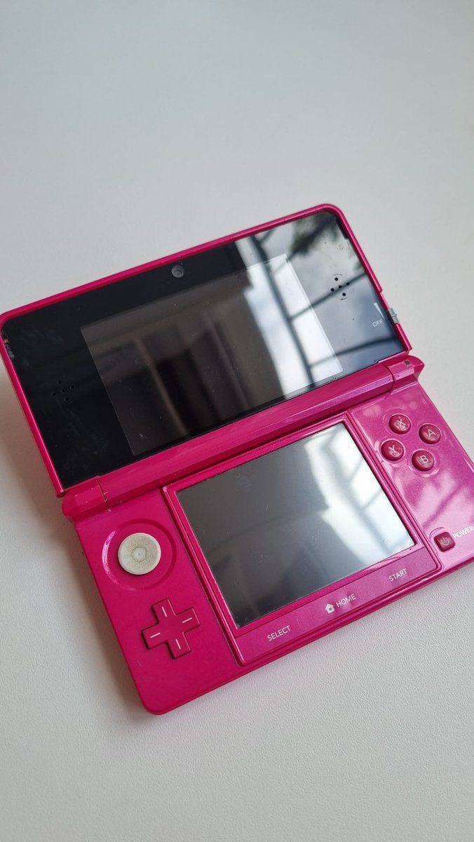 _lulushu's tweet photo. Selamlar! Japonya'dan aldığım sakız pembesi 3ds'imi satıyorum. Kondisyonu gayet iyi, çalışıyor da. Birkaç kişi "ya keşke haberim olsaydı alırdım" dediği için buraya da yazdım. https://t.co/AGhAqEdjsV