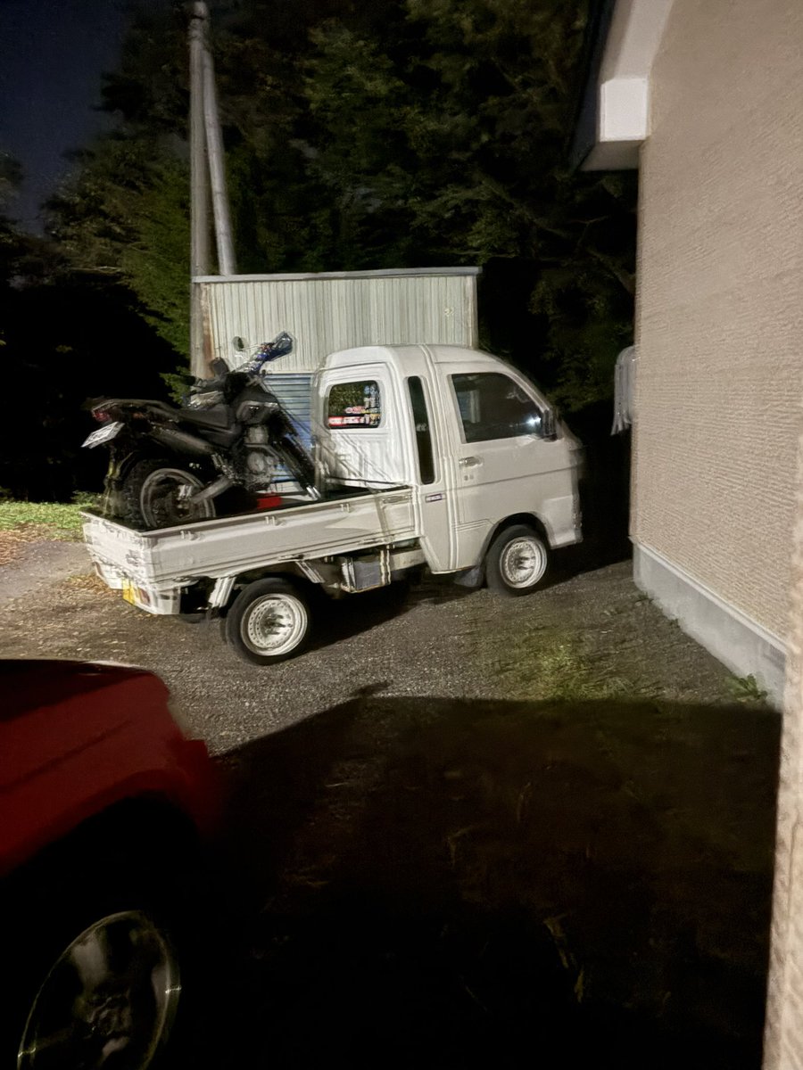 DMBradshaw45's tweet photo. 自分ちに帰還しました。

会社でバイク洗う時、ブレーキ使えないもんだからギヤ入れてクラッチチョンチョンにぎりながら下す途中、バランス崩してガシャーンとやりました。
起こす時クラッチ握ったらポロッともげました。
そしてまた、エンジンかからず😂

現場からは以上です………

特殊浴場同好会の皆様お疲れ様でした🫡