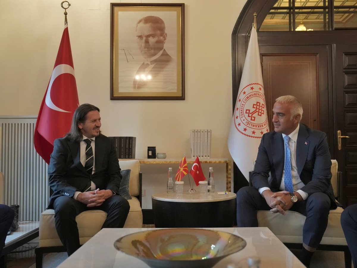 TCKulturTurizm's tweet photo. Türkiye ile Kuzey Makedonya arasında gelecek döneme ilişkin kültür ve turizme yönelik iş birlikleri Cumhuriyet Müzesinde ele alındı. 🇹🇷🇲🇰

Bakanımız @MehmetNuriErsoy, Kuzey Makedonya Kültür ve Turizm Bakanı Sayın Sedat Süleymani ile Ankara’da bir araya geldi.

Görüşmede, iki ülke arasında kültür ve turizm alanında gelecek dönemde geliştirilebilecek iş birliği imkânları değerlendirildi.

Programın devamında iki Bakan, Ankara Kültür Yolu Festivalimizin duraklarından biri olarak Anadolu Medeniyetleri Müzesi’nde sanatseverlerle buluşan ve Makedonya topraklarındaki Osmanlı kültürel mirasını para, mimari, şehircilik tarihi üzerinden ele alan “Paranın Yolculuğu” sergisini ziyaret etti.