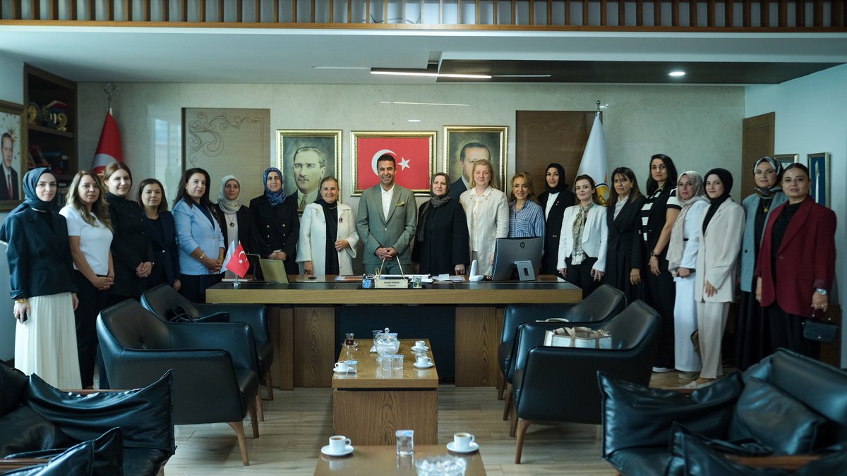 HamitSumer21's tweet photo. 📍 Ak Parti Diyarbakır İl Başkanlığı

Genel Merkez Kadın Kolları Teşkilat Başkanımız ve önceki dönem Milletvekilimiz Sayın Tülay Kaynarca, Bölge Koordinatörümüz Sayın Aysel Demir, İl Koordinatörümüz Sayın Fatma Kıratlı ve İl Kadın Kolları Yönetimimizi

Başkanlığımızda ağırlamaktan büyük memnuniyet duydum.

Nazik ziyaretleri ve teşkilat çalışmalarımıza yönelik kıymetli istişareleri için kendilerine teşekkür ediyorum.

Diyarbakır’ımız için hep birlikte, omuz omuza çalışmaya; teşkilatımızın gücünü ve birlikteliğini daha da ileri taşımaya devam edeceğiz.

Birliğimiz, beraberliğimiz ve kardeşliğimiz daim olsun.

#AKParti #HamitSümer #AKPartiDiyarbakır #Teşkilat

@abuyukgumus 
@hakanaksu058 
@AvukatErsanAksu 
@akgmteskilat 
@akpartidbakir