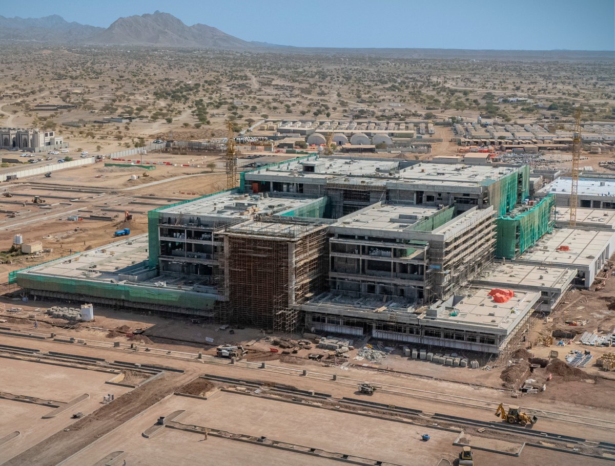 soon_in_oman's tweet photo. 🏥 تتواصل الأعمال الإنشائية في أكبر المشاريع الصحية المرتقبة بمحافظة جنوب الشرقية – مستشفى الفلاح – بنسبة إنجاز تجاوزت 60%✨

📐 المساحة الإجمالية: 343 ألف متر مربع
💊 العيادات: 38 عيادة خارجية
🛏️ الطاقة الإستيعابية: 170 سريرًا
🚗 مواقف السيارات: 1422 موقفًا https://t.co/x7AW4MZ3jz