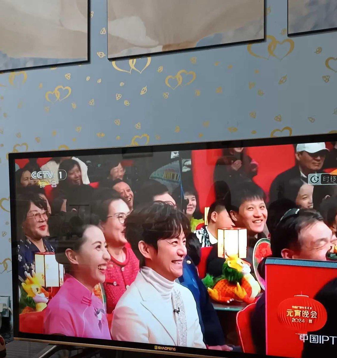 Hildafortuna6's tweet photo. Loved every second at today's variety show filming! Met such fun guests, the energy was INSANE  Can't wait for you all to watch! https://t.co/TYOLFETyLf