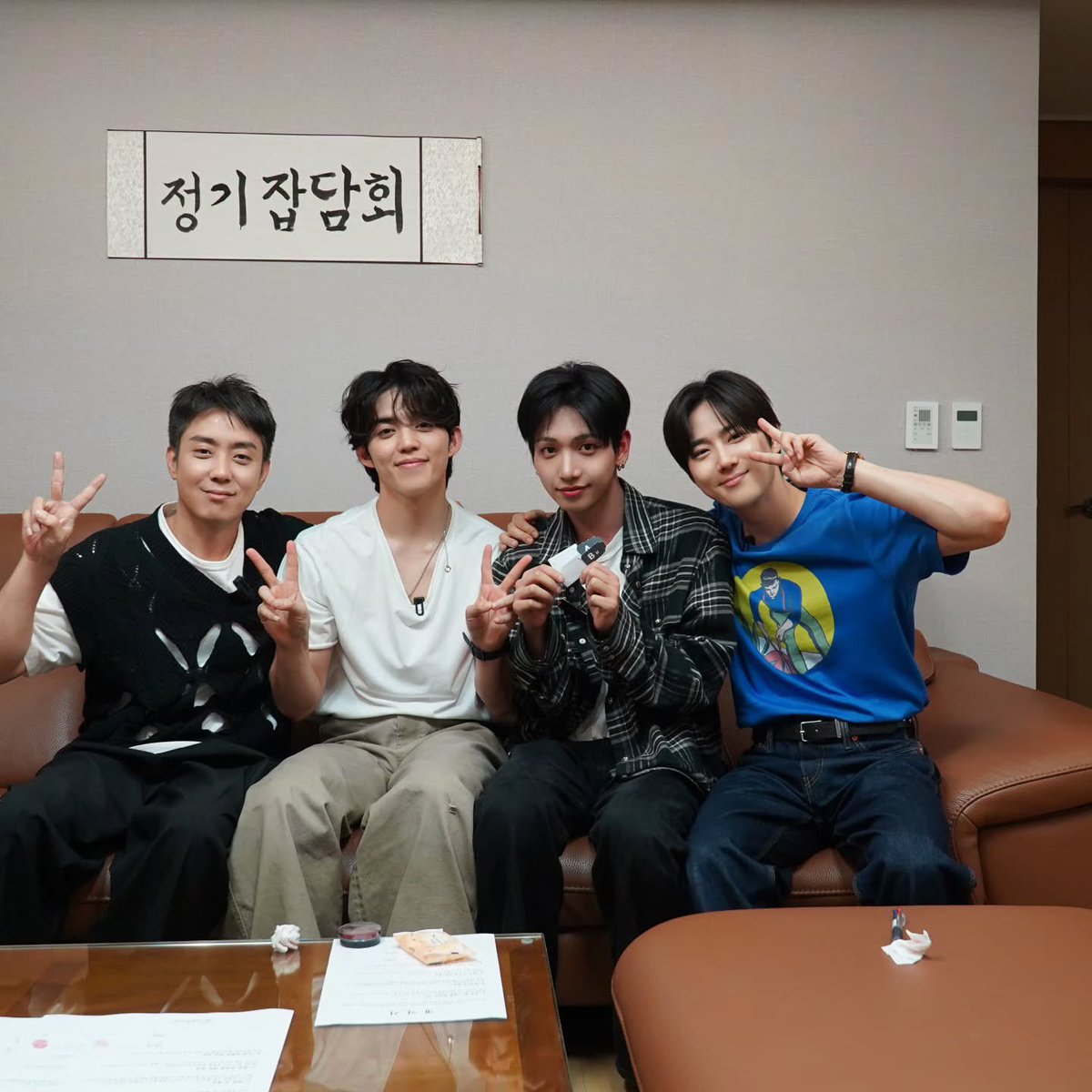 sounds_of_cheol's tweet photo. scoups with jiwon, jaehyun, suho 📸🖤 https://t.co/PpSExpcT5a