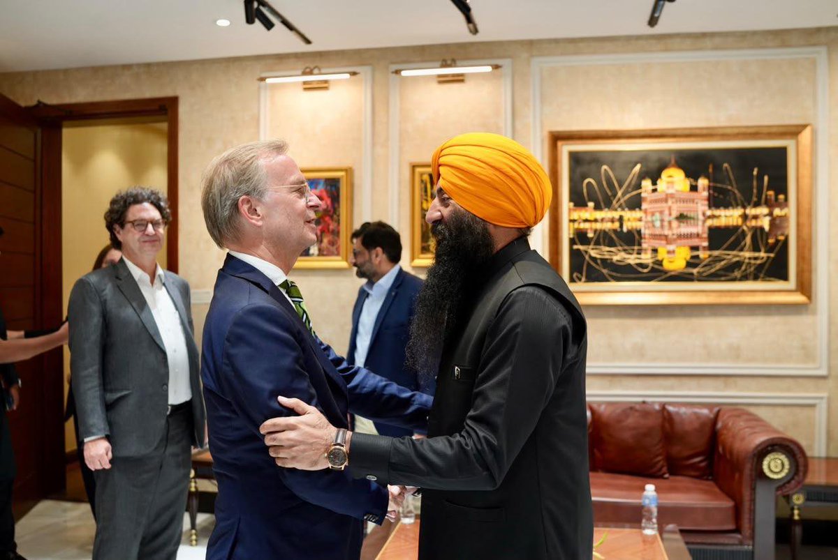 GermanyinPAK's tweet photo. 1/2 Huge thanks to our partners in 🇵🇰’s federal &amp; provincial governments for the warm welcome extended to 🇩🇪’s Federal Commissioner for Freedom of Religion or Belief @ReligionBund . Great progress made in fostering interfaith harmony and protecting 🇵🇰’s religious minorities. https://t.co/FtUF1SrK0N