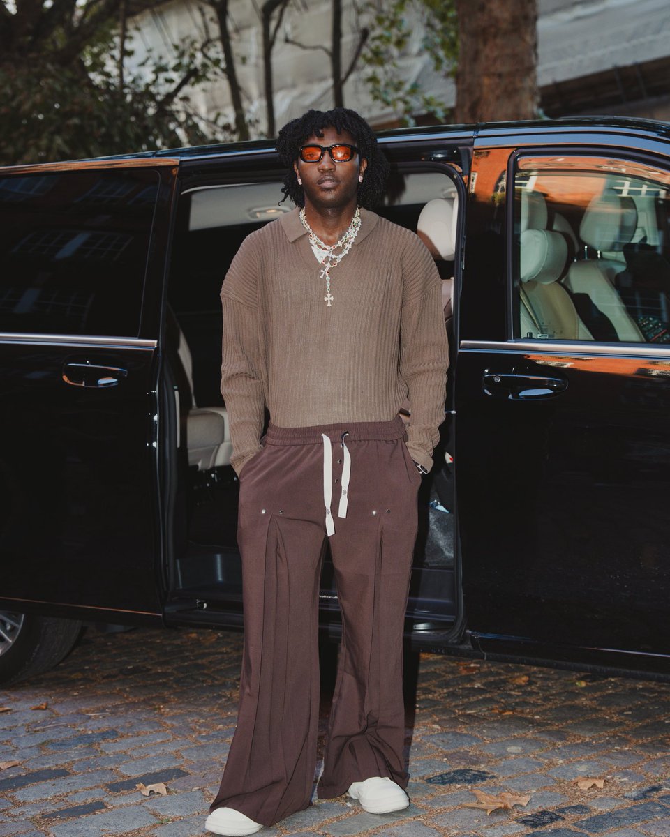 Tempoe_'s tweet photo. londonfashionweek 🦦 https://t.co/bIC4gE3TBv