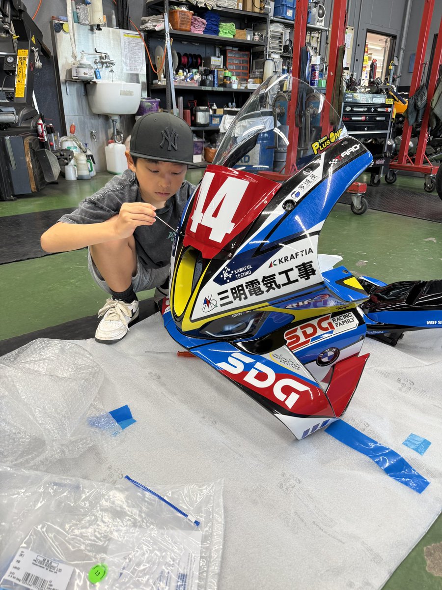 taro_sekiguchi's tweet photo. 新人メカニックの加納Jr.です(^^) https://t.co/KCuDhQXPPx