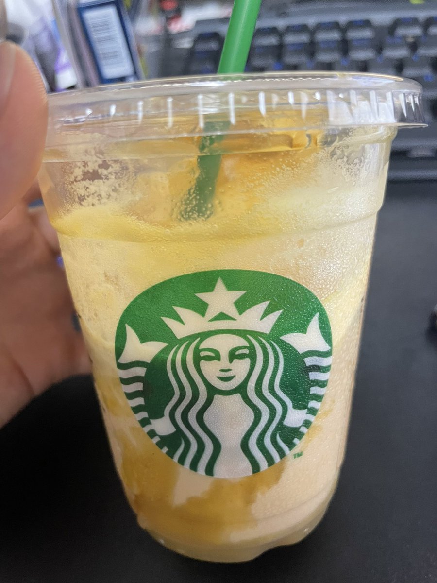 narimaru09's tweet photo. もうだいぶ飲んじゃってるけど、スタバの芋のやつも買ってきた
美味い https://t.co/Bsf2ImeFIK