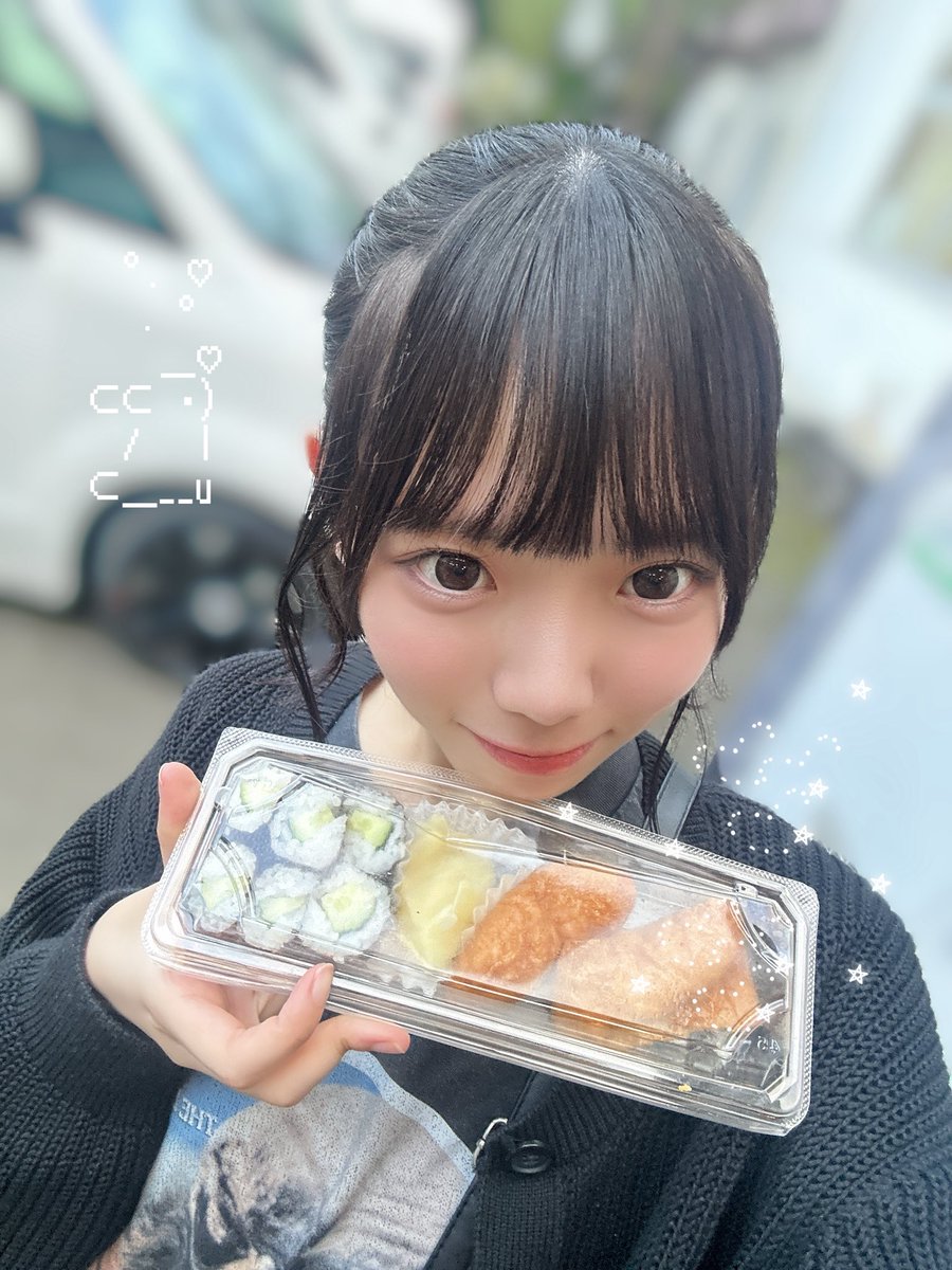 Mio_FULITBOX's tweet photo. おっとーーー！みおちもお寿司貰えちゃったよーー！メッセージもありがとう ☺️💌かっぱ巻きもおいなりもこの世で一番美味しいから、うれしい💭 https://t.co/eslPDwowZy