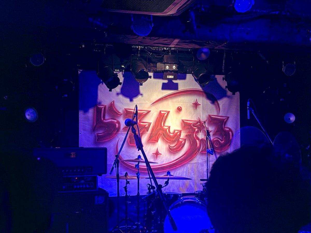 bad4educati0n's tweet photo. 楽しかったー！カネヨリマサルずっと聞いてたのにライブ見れてなくて見れて良かったし良きツーマンでした！
いつかまた〜からのわかっていたとしてもの流れ好き！いい夜でしたー！SWの締めにライブはええもんすね！ガッツ麺食べて帰る！お疲れっした！ https://t.co/OXk2t08aX3