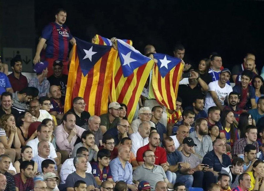 JordiOriola's tweet photo. El digital LaborNet (Japó) em publica l'article sobre la pallissa de la Policia Nacional a un aficionat del Barça i la reacció del club cancel·lant l'homenatge pel mundial i convocant a omplir d'estelades el Camp Nou!
Cat: https://t.co/leOzjh7IZP
Japonès: https://t.co/YcCTpvuSYt https://t.co/BAuvMdulMA