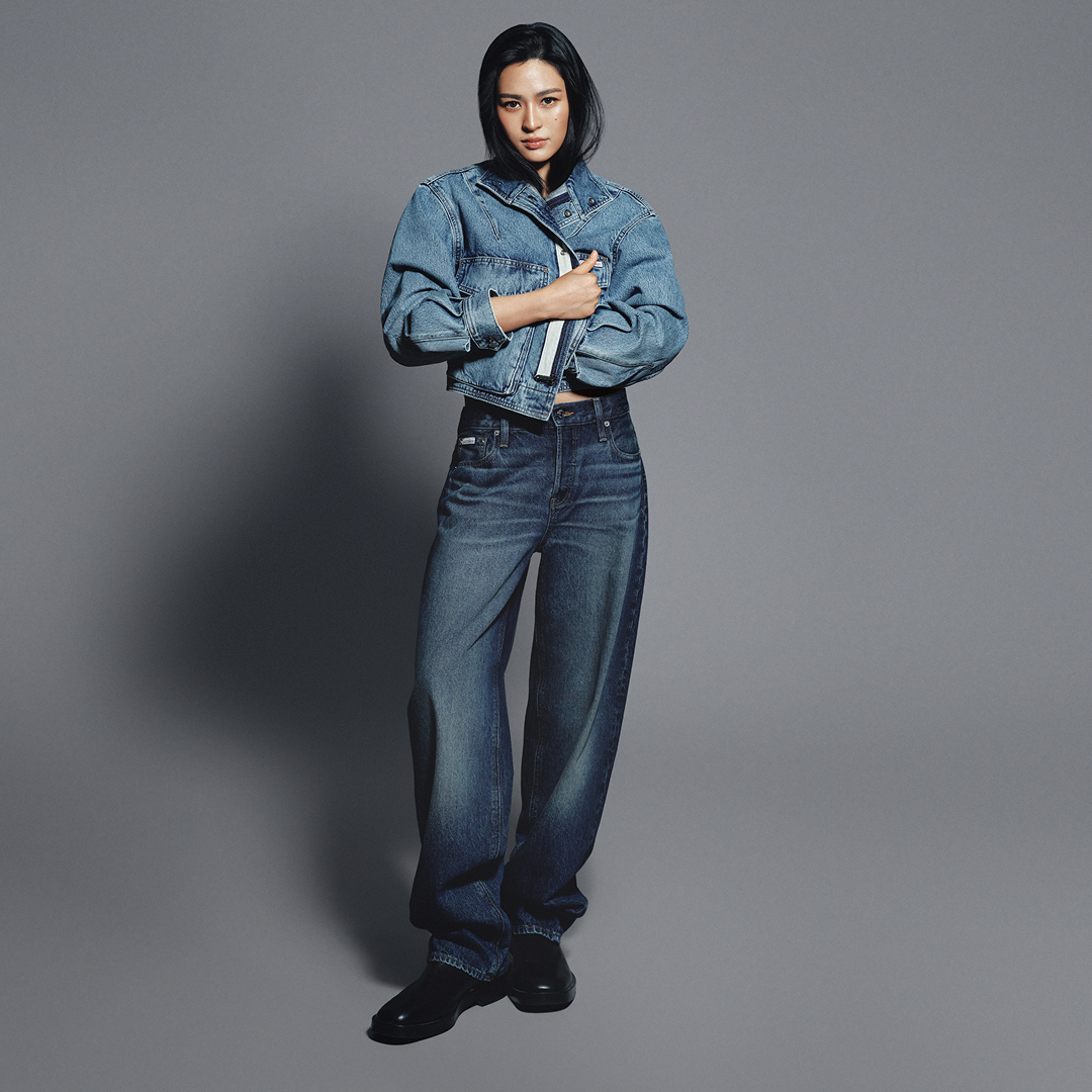 CalvinKlein__JP's tweet photo. この秋、どのデニムを選ぶ？

Lingling Kwong／リン・リン・クォンが魅せるデニムの着こなし。

オリーブのローライズバギーから、ダークウォッシュのバレルジーンズまで。

▼新着デニムアイテムはこちら
https://t.co/EFiURTRyj7 https://t.co/EanqdS3kNV