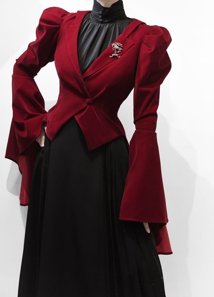 crimsonheirloom's tweet photo. gothic romance in deep crimson, dramatic sleeves, delicate details, and just the right amount of mystery https://t.co/JhXoOq0hIV