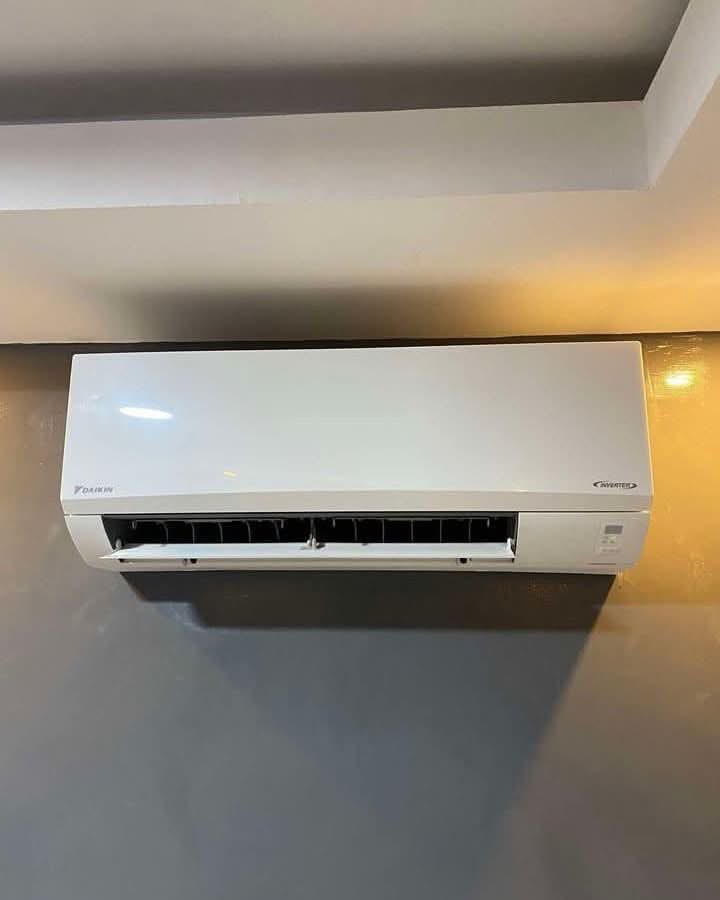 jusingfo's tweet photo. Punya sodara yang kerja di dunia bangunan tuh lumayan banget 😭
Jadi sering dapet bocoran merek yang katanya bagus buat kebutuhan rumah 🏠

1. AC: Daikin — hemat listrik
2. Toren: Penguin — kuat & awet
3. Cat: Jotun — warna awet
4. Shower: Onda — semprotan kencang
5. Sink: Modena — awet
6. Pintu: Fortress — tahan cuaca
7. Bidet: Paloma — semprotan kencang
8. Kloset: TOTO — flush kuat
9. Stop kontak: Schneider — kokoh & rapi
10. Saklar: Bardi — bisa dikontrol dari jauh